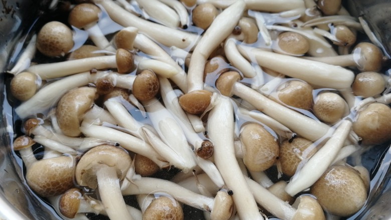 白菜炒蘑菇,因有独特的蟹香味而得名,口感极佳,清水洗干净。