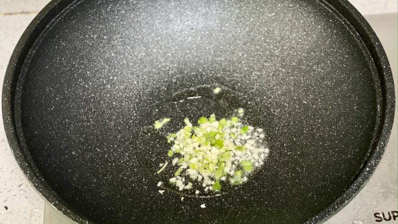  家庭版酱香饼，无需揉面，快手又好吃,锅里热油，下葱末和蒜末爆香