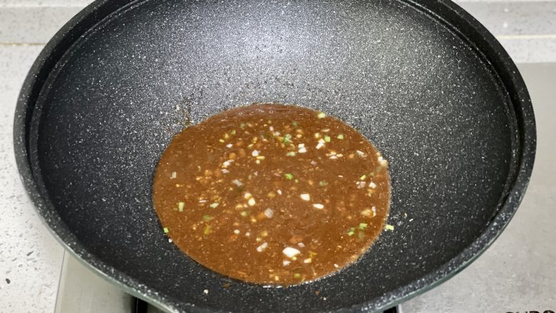  家庭版酱香饼，无需揉面，快手又好吃,倒入酱汁炒匀