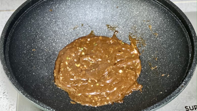  家庭版酱香饼，无需揉面，快手又好吃,炒至酱汁浓稠后关火