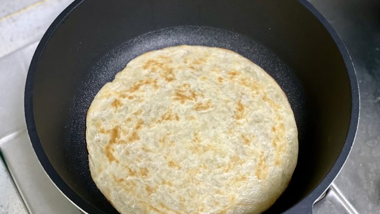  家庭版酱香饼，无需揉面，快手又好吃,平底锅加热，放入<a style='color:red;display:inline-block;' href='/shicai/ 15868'>手抓饼胚</a>，两面煎至金黄。