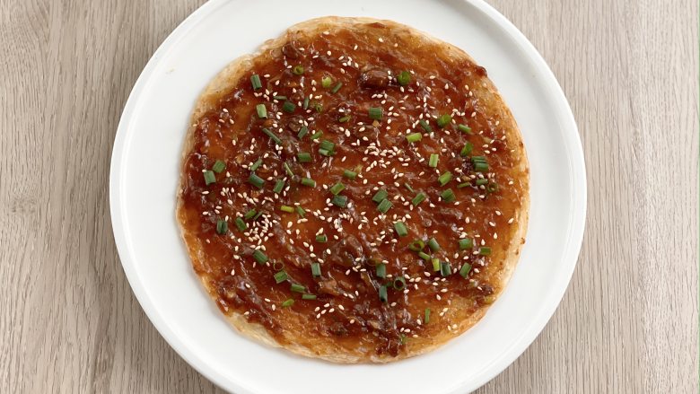  家庭版酱香饼，无需揉面，快手又好吃,在手抓饼上抹上酱料，撒上葱花和熟白芝麻