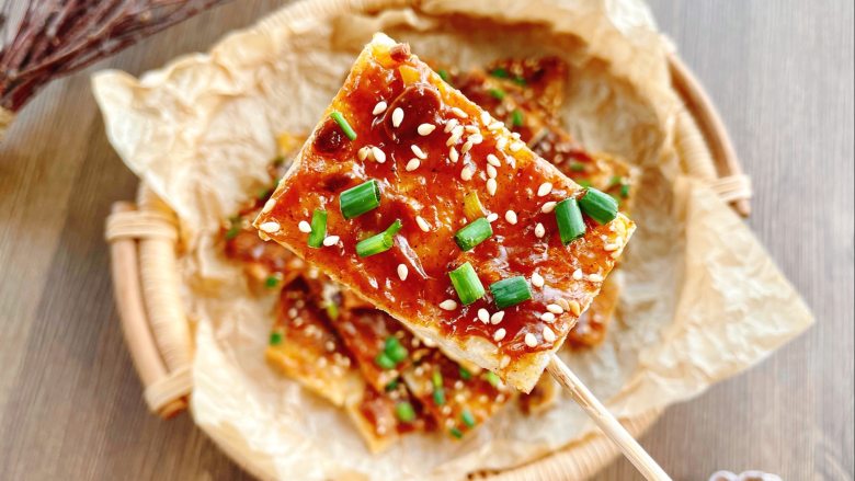  家庭版酱香饼，无需揉面，快手又好吃,切成小块即可食用