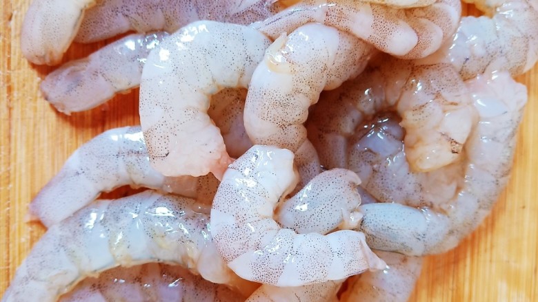 珍珠白玉汤,去掉虾线和虾包,剪去虾头备用,虾身去壳扒成虾仁。