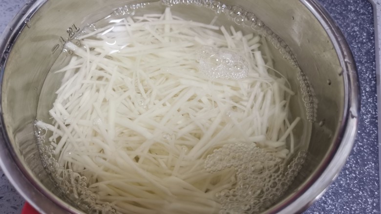 素卷三丝,淘洗两遍,去掉淀粉,泡在水里备用