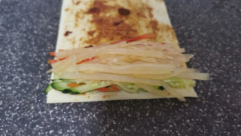 素卷三丝,放上黄瓜,红萝卜。土豆丝
