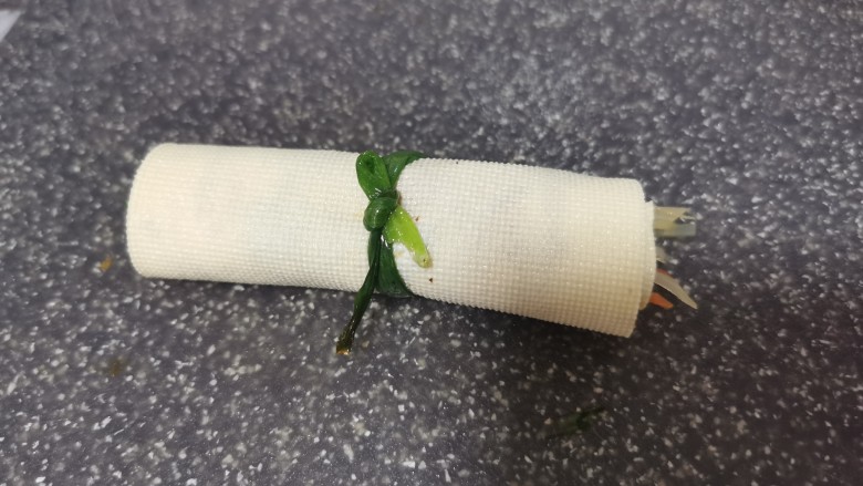 素卷三丝,卷起来后,用韭菜打结,盛盘即可食用