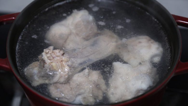 胡萝卜筒骨汤,将清洗好的猪筒骨放入炖锅里,并加入水