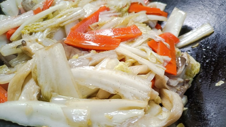 白菜炒蘑菇,倒入料酒,