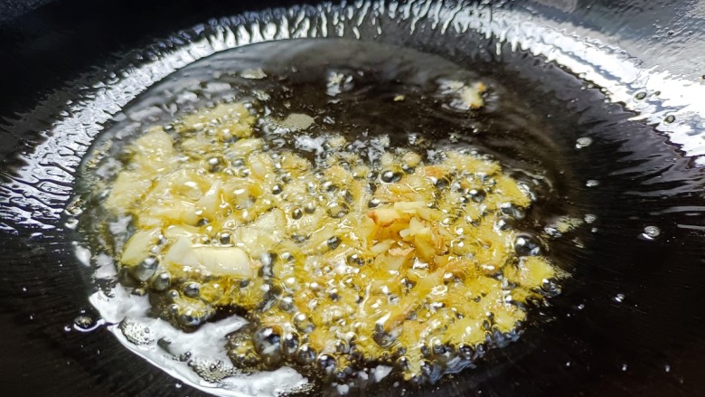 白菜炒蘑菇,另起锅加适量油!加姜末蒜末
