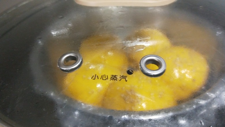 红糖面包,上锅蒸40分自动断电,两分钟后打开。