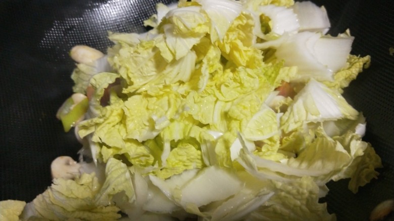 白菜炒蘑菇,倒入白菜翻炒均匀。