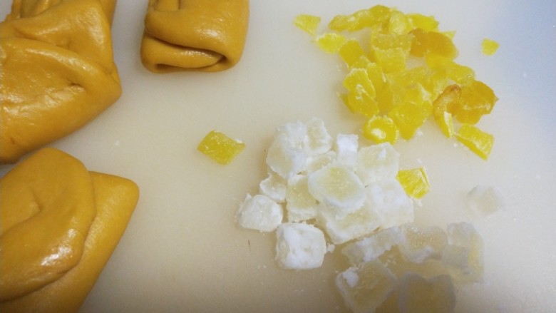 红糖面包,菠萝,萝卜果脯切小粒。