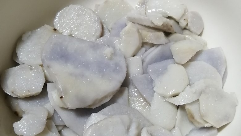 煎糍粑,取出,盛入大碗中