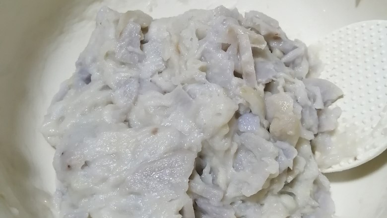 煎糍粑,用勺子把芋片压成泥,压得越细腻越好