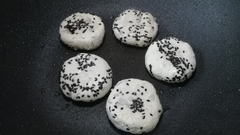 煎糍粑,热锅入油,煎至一面焦黄