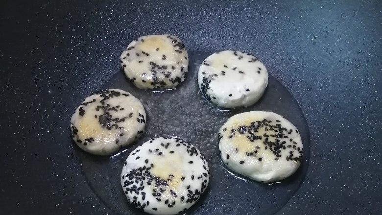 煎糍粑,加入适量清水,盖上盖,煎3分钟左右,煎至水干
