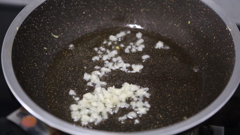 番茄黄瓜炒蛋,锅里再加一点油,烧热后爆香蒜末