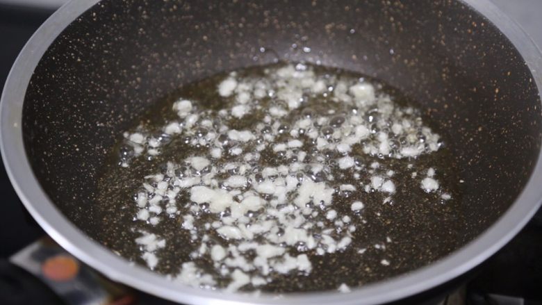 蚝油土豆片,锅里烧热油,爆香蒜末