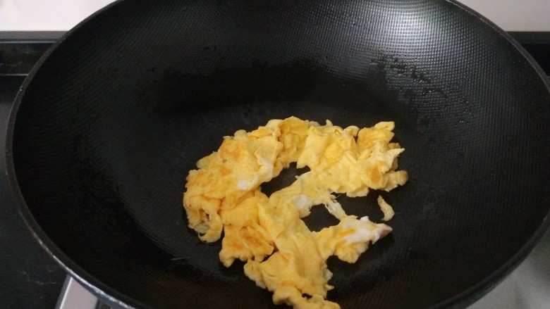 番茄黄瓜炒蛋,起锅烧油,油热后下入鸡蛋滑熟捞出备用