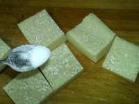 煎糍粑,撒上盐,在表面连抹带搓,尽量让盐附着在表面