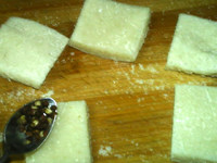 煎糍粑,撒上<a style='color:red;display:inline-block;' href='/shicai/ 134659'>花椒粒</a>,摁在表面,尽量让花椒在表面刊紧