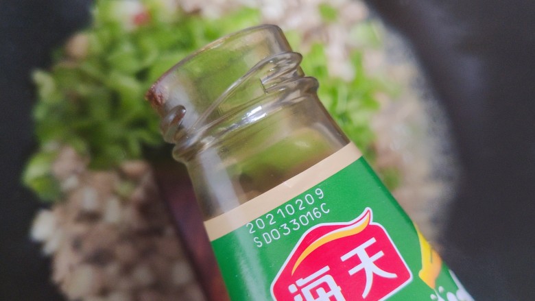 杏鲍菇炒鸡丁,加适量蚝油,翻炒均匀