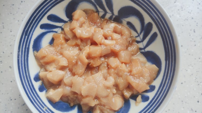 杏鲍菇炒鸡丁,<a style='color:red;display:inline-block;' href='/shicai/ 101'>鸡胸肉</a>洗净,切成丁,然后加少许料酒、生抽,一小勺淀粉、细砂糖,几滴食用油,抓均匀,腌制15分钟