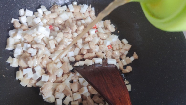 杏鲍菇炒鸡丁,加适量料酒,然后翻炒30秒