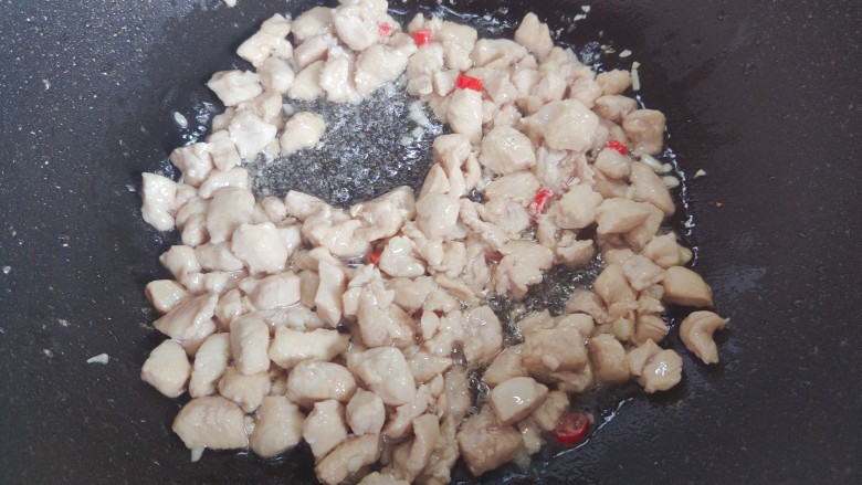 杏鲍菇炒鸡丁,加入鸡丁,翻炒至鸡丁变色