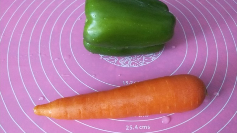 尖椒炒藕片,胡萝卜洗干净,青椒洗干净。
