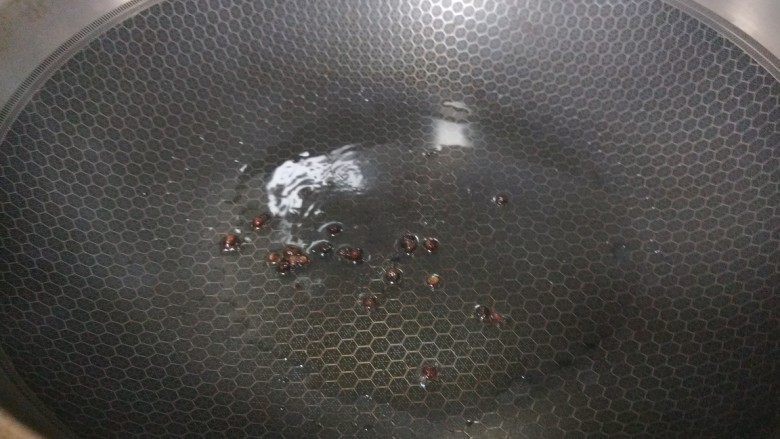 尖椒炒藕片,锅中倒入适量油烧热,放入花椒炸香。