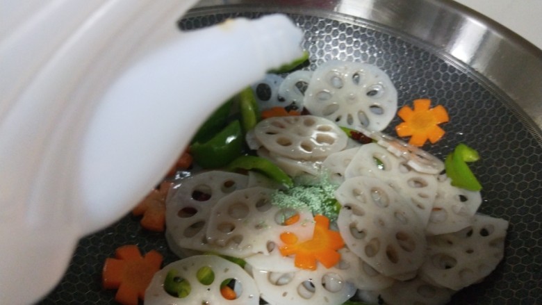 尖椒炒藕片,加入适量白醋,加入适量<a style='color:red;display:inline-block;' href='/shicai/ 3729'>白糖</a>。