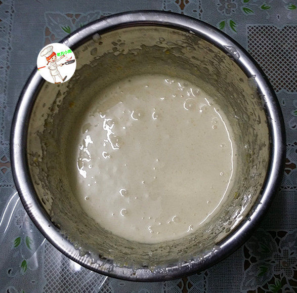 蔓越莓冰激凌,倒入盆中,用电动打蛋器将蛋液打至浓稠,颜色变浅