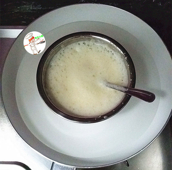 蔓越莓冰激凌,将蛋奶糊用隔水加热,边加热边不停搅动至微开,关火放一边晾凉备用