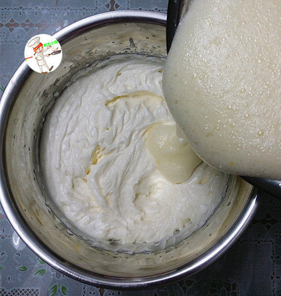 蔓越莓冰激凌,将晾凉的蛋奶液,缓缓倒入