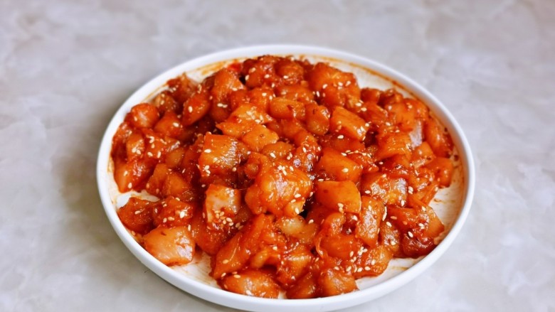 杏鲍菇炒鸡丁,加入<a style='color:red;display:inline-block;' href='/shicai/ 678'>白芝麻</a>,抓包均匀腌制30分钟。