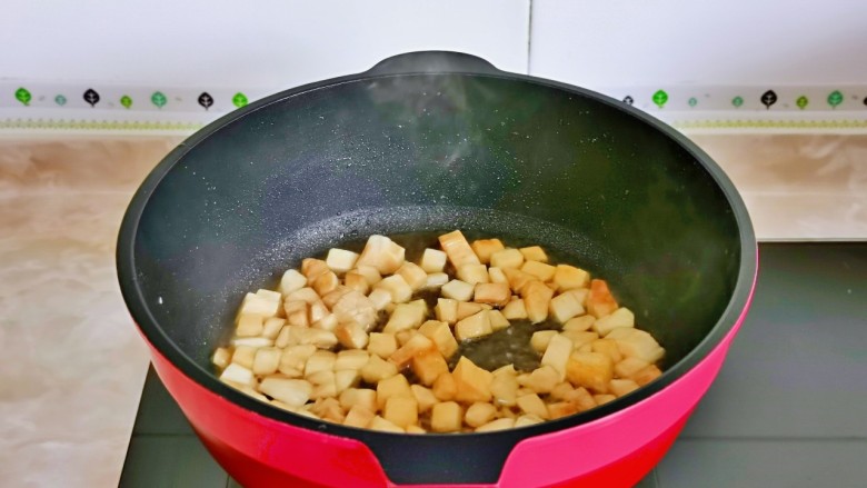 杏鲍菇炒鸡丁,加入1汤勺纯净水,小火将杏鲍菇煮熟。