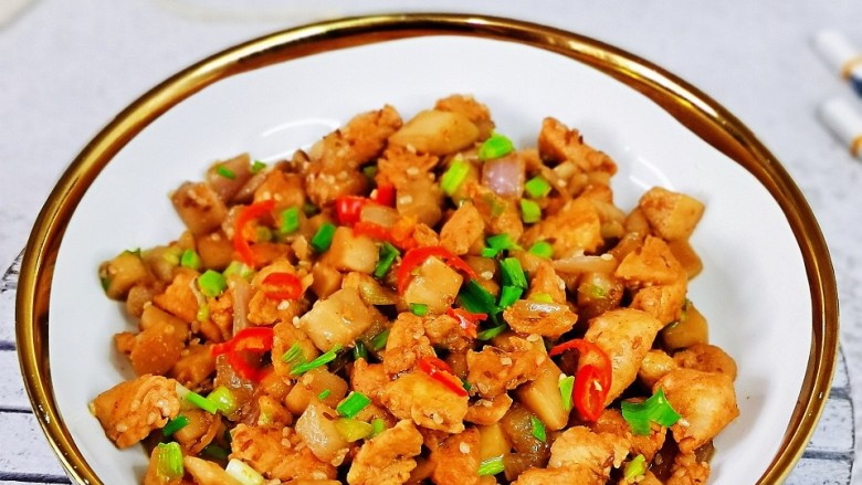 杏鲍菇炒鸡丁,简单快手小炒,低脂低卡夏天的最爱。