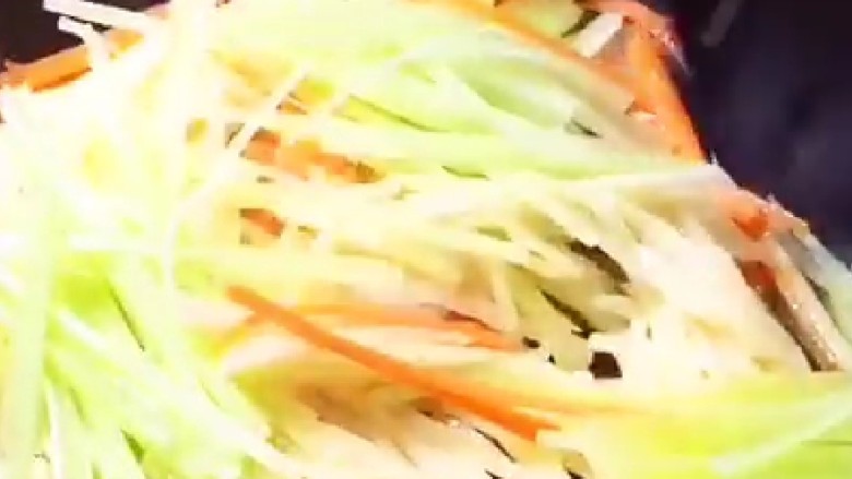 素卷三丝,加入适量盐,鸡精炒均匀即可。