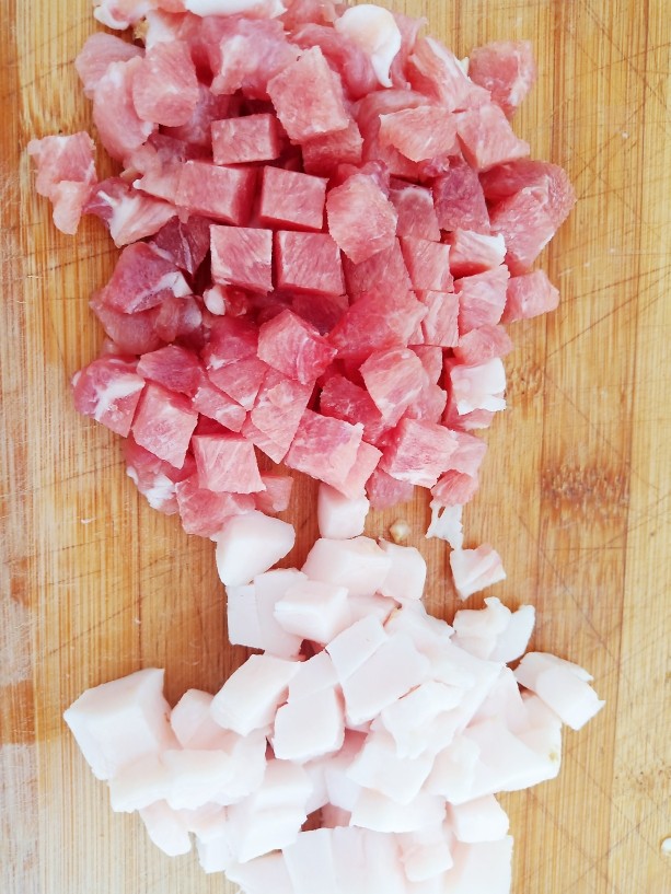 香辣外婆菜,一块儿肥瘦相间的<a style='color:red;display:inline-block;' href='/shicai/ 414'>猪肉</a>切成小丁,肥肉和瘦肉部分分开。