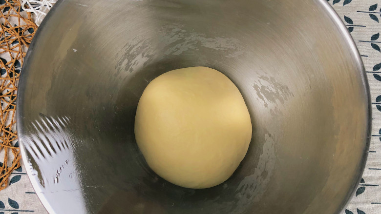 吃过最松软的【日式炼乳面包】厨师机版,厨师机桶盖上保鲜膜,将面团放室温发酵至2倍大。发酵后的面团中间插个洞,不会回缩就成功了!