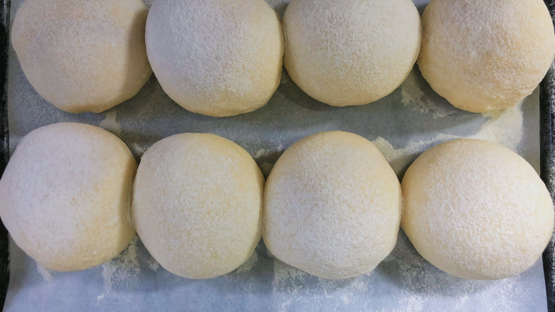 吃过最松软的【日式炼乳面包】厨师机版,待到发酵至1.5倍大小,取出撒上干面粉