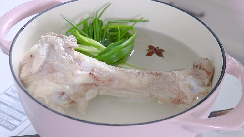 胡萝卜筒骨汤,姜片,<a style='color:red;display:inline-block;' href='/shicai/ 695'>八角</a>