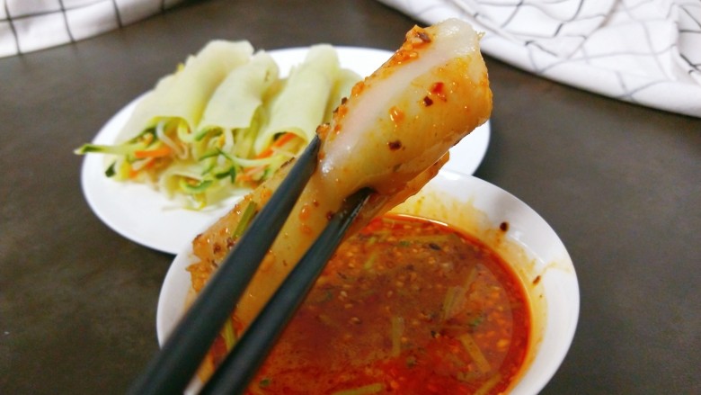 蔬菜卷,面饼晾凉了之后就可以卷上炒好的蔬菜丝蘸上调料吃,蔬菜清脆爽口,面饼爽滑筋道,蘸上料汁太美味了