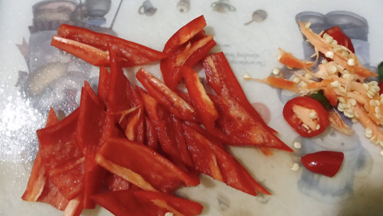 爆炒猪心,红椒,葱,姜切好备用