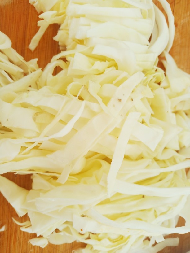 酸辣卷心菜,半个<a style='color:red;display:inline-block;' href='/shicai/ 3508'>卷心菜</a>清洗干净,切成细丝。