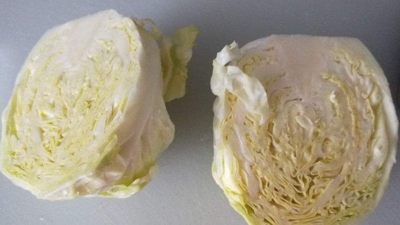 酸辣卷心菜,把卷心菜切成两半。