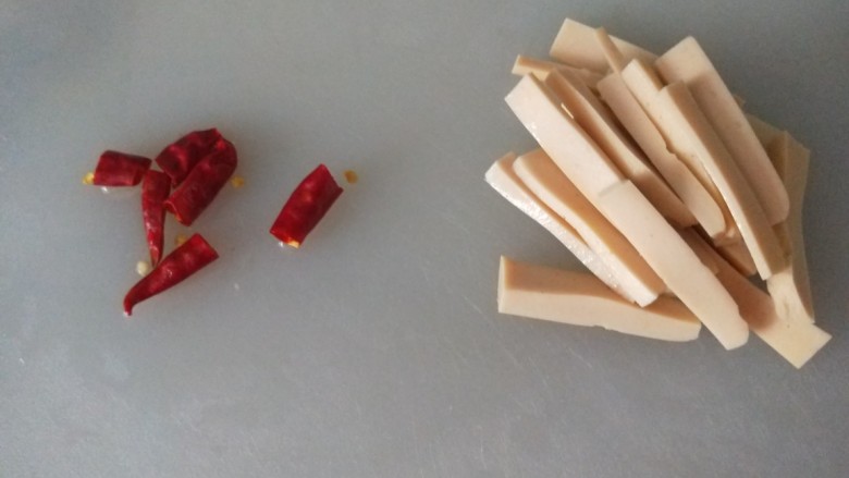 酸辣卷心菜,鸡火腿肠切成小条,干辣椒切成段,不吃辣就两个,喜欢吃辣可以多放。