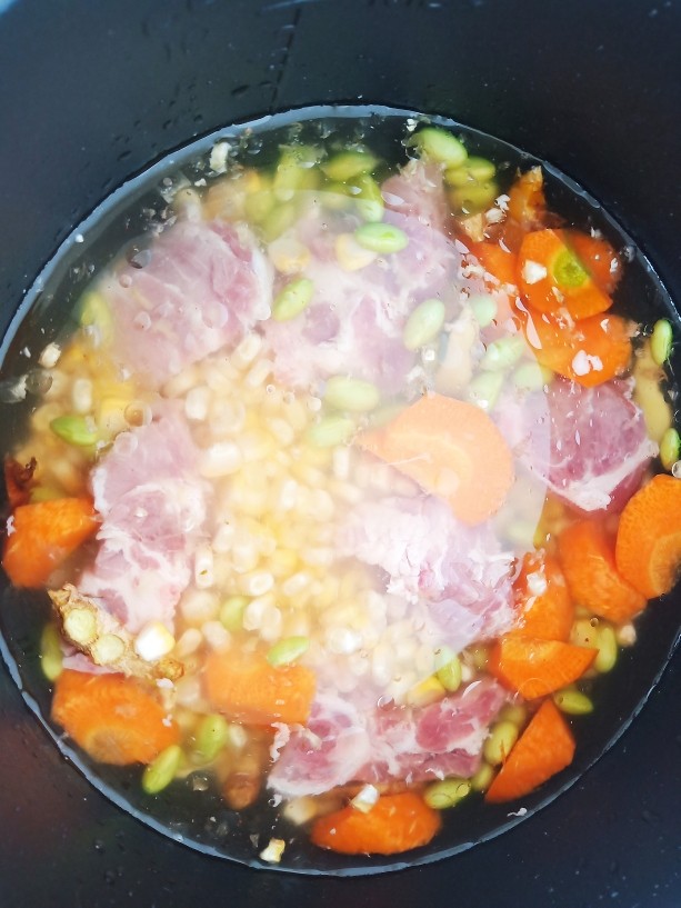 胡萝卜筒骨汤,加入一小勺食盐,适量<a style='color:red;display:inline-block;' href='/shicai/ 851'>橄榄油</a>,适量清水。
